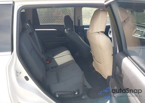 2019 Toyota Highlander Le z USA, uszkodzony, nr VIN 5TDBZRFH0KS711147